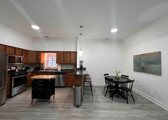 Lovely 3-bedroom In Bronzeville Apartment